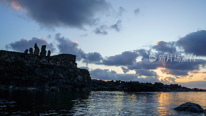 智利复活节岛(Rapa Nui/ Isla de Pascua)阿胡塔海雕像前的日落